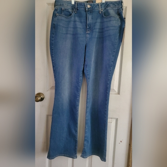 NYDJ BARBARA BOOTCUT LYFT TUCK WOMANS JEANS, SIZE 16 - Picture 3 of 8